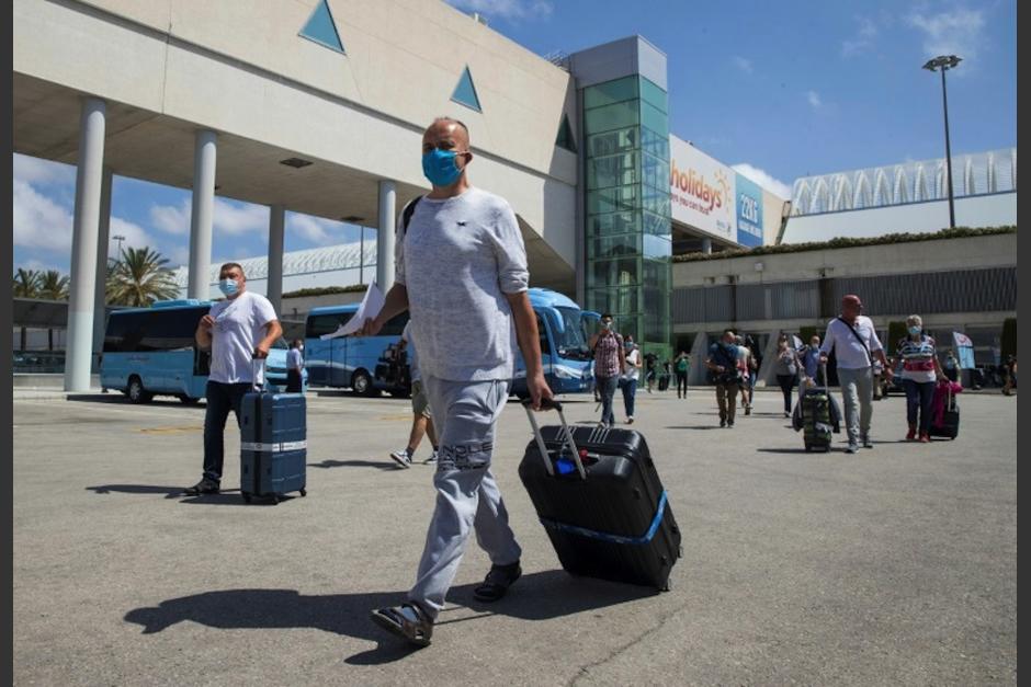 Turistas alemanes llegan al aeropuerto de Palma de Mallorca. (Foto: AFP) 