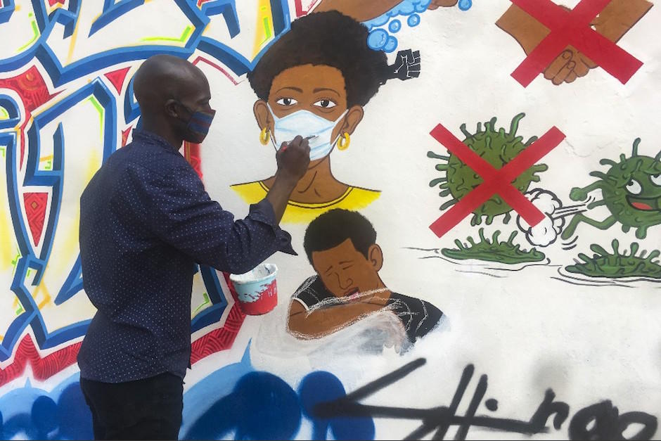 Los estudiantes y jóvenes artistas realizan sus obras con la riqueza de estilos de la escuela congoleña. (Foto: AFP)