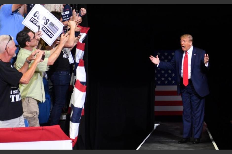 El equipo de Donald Trump atribuyó los espacios vacíos a manifestaciones cercanas que impidieron que los seguidores llegaran. (Foto: AFP)