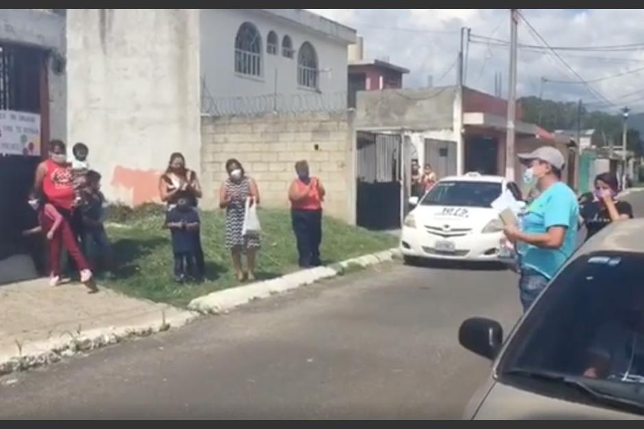 Vecinos quemaron cohetillos y aplaudieron para recibir a los recuperados. (Foto: captura de pantalla)