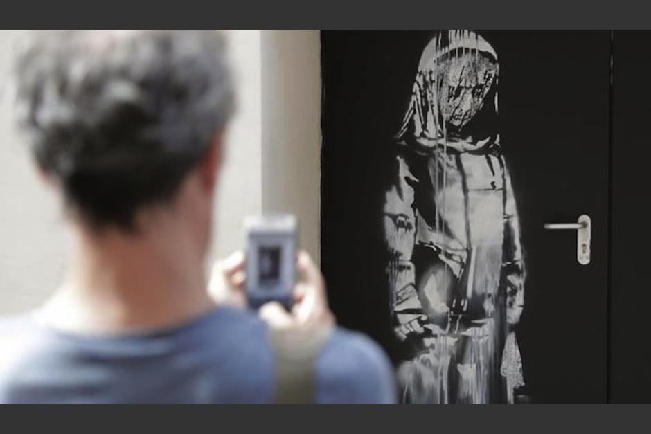 La pintura se encontraba en una de las puertas de emergencia de la sala Bataclan de París. (Foto: AFP) 