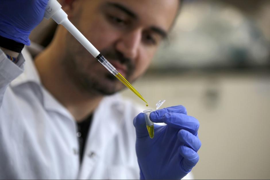El caso es de una joven que llegó de Italia y está aislada junto con varios de sus familiares. (Foto: AFP)