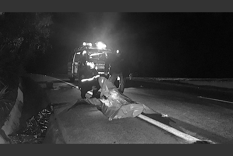 Una persona perdió el control de su vehículo y atropelló a un grupo que caminaba en la Cuesta de las Cañas. (Foto: Bomberos Municipales Departamentales)