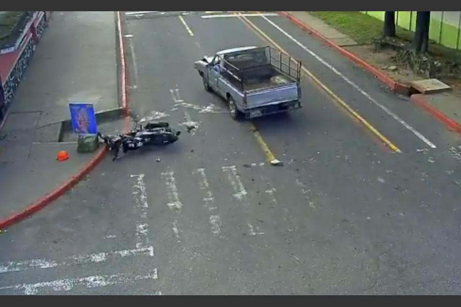 Los pasajeros de la moto quedan tendidos sobre la calle mientras que el conductor escapa de la zona. (Captura Video)
