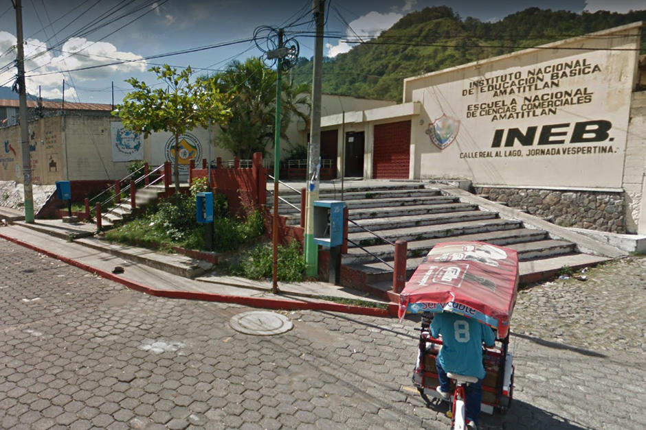 Dos estudiantes de básicos se agarraron a golpes en Amatitlán, aparentemente peleaban por un jovencito. (Foto: Google Maps)