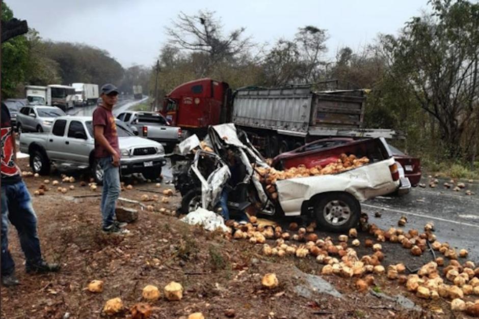 Un accidente de tránsito entre un picop y un trailer dejó dos fallecidos en ruta al Atlántico. (Foto: Bomberos Voluntarios)