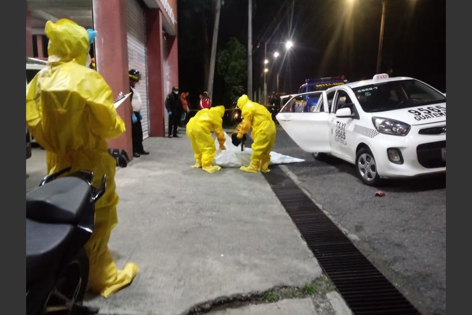 Investigadores de la Dicri usan trajes especiales para evaluar el extraño caso de la mujer. (Foto: MP Guatemala)