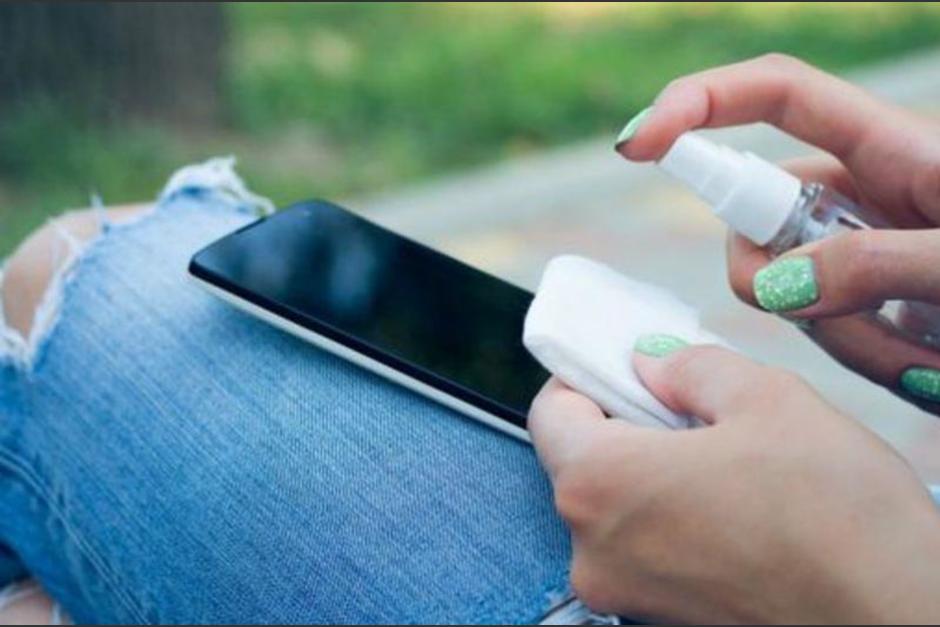 Limpia tu celular constantemente con toallitas desinfectantes. (Foto: Repretel)