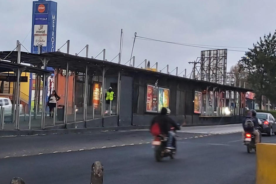 Las personas se están movilizando a pie y en picops a sus trabajos. (Foto: Tránsito Villa Nueva) 