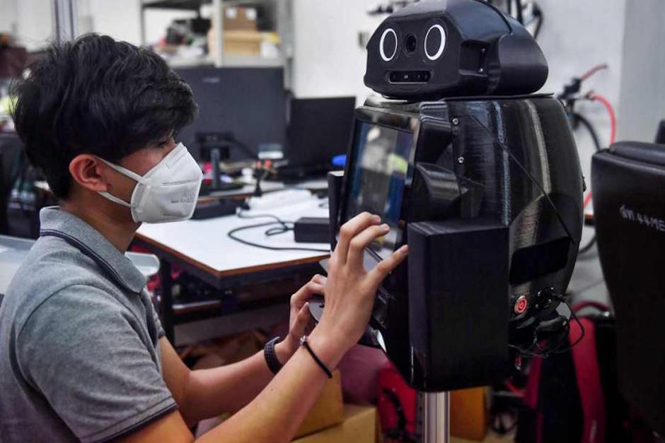 Un robot ayuda a tratar a pacientes el coronavirus en Tailandia. (Foto: AFP)