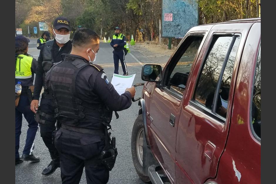 Una persona presentó una carta para comprobar que venía de una cita médica. (Foto: Jessica Gramajo/Soy502)