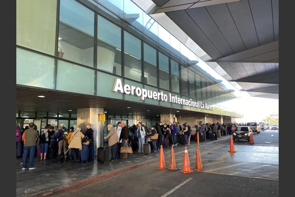 Los ciudadanos estadounidenses que han llenado su solicitud llegaron desde temprano al aeropuerto La Aurora. (Foto: Embajada de Estados Unidos)
