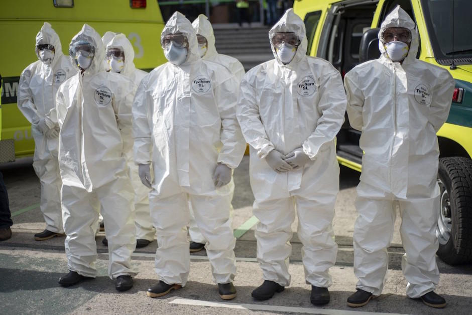 Bomberos, Policías, Médicos y Enfermeros trabajan incansablemente en las calles y hospitales ante la emergencia del coronavirus en Guatemala. (Foto: AFP)