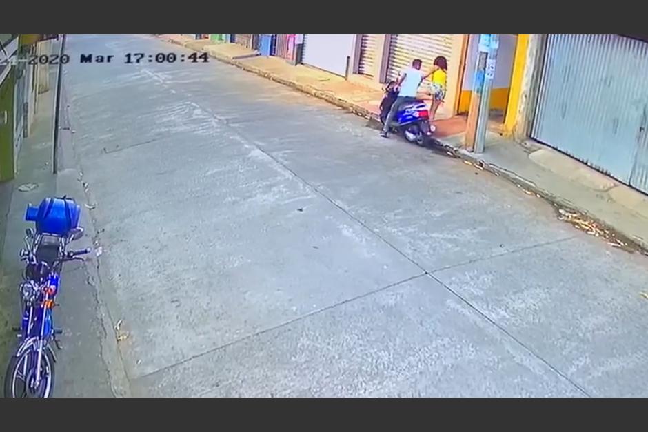 Una pareja huía de la PNC y dejó la moto en la vía pública para resguardarse. (Foto: Captura pantalla) 