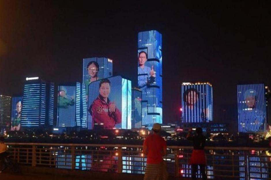 Los edificios de 20 ciudades en China se iluminaron con los rostros de los médicos, enfermeras, enfermeros y todo el personal de salud que trabajó durante los días más intensos del coronavirus. (Foto: nvinoticias) 