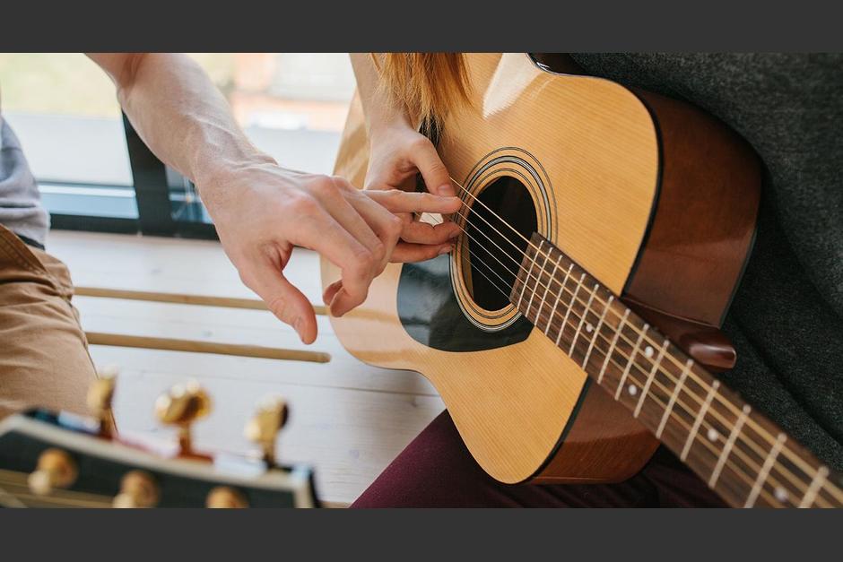 ‘100 Lecciones de Batería’ de Sergio C. Bravo y Arnatz, te enseñaran con sus varios videos en Youtube y también cuentan con su página web un curso para principiantes totalmente gratis. (Foto: Promoción Musical).