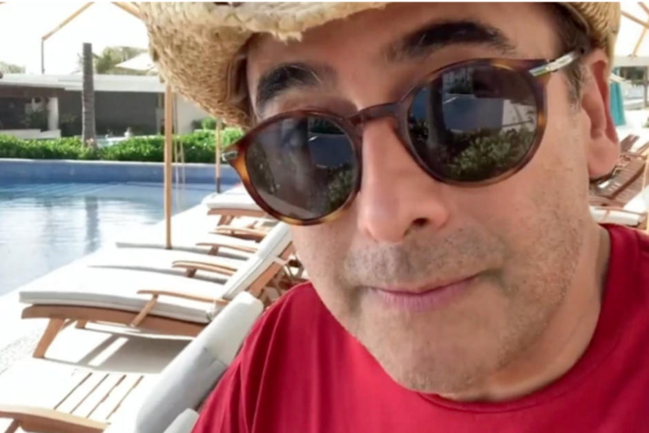El famoso conductor y comediante fue criticado por aparecer en la playa. (Foto: Instagram)