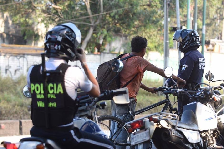 Elementos de PMT de Villa Nueva apoyaron a un adulto mayor para que pudiera llegar a su casa antes de iniciar el toque de queda. (Foto: Villa Nueva News)