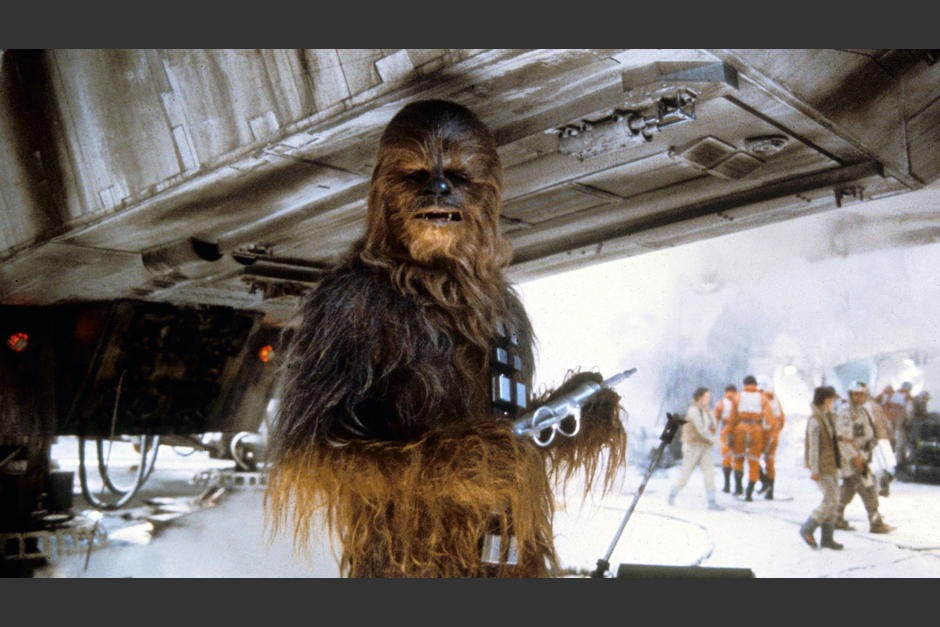 El ex deportista se puso el traje de Chewbacca, pero su actuación no fue convincente. (Foto: Gizmodo)
