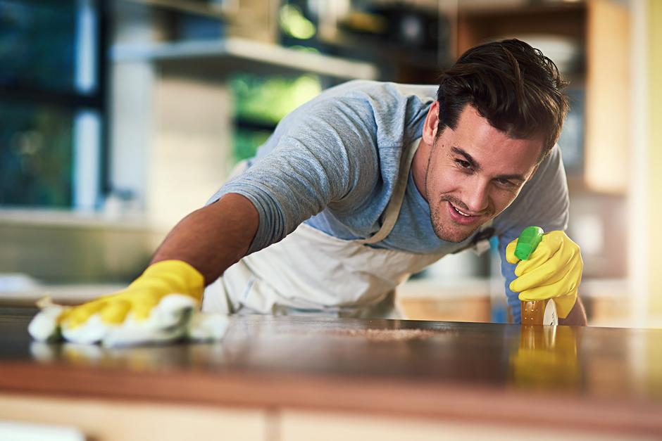 Cuando limpias una superficie o un objeto no implica, necesariamente, que lo estás desinfectando. (Foto: GQ)