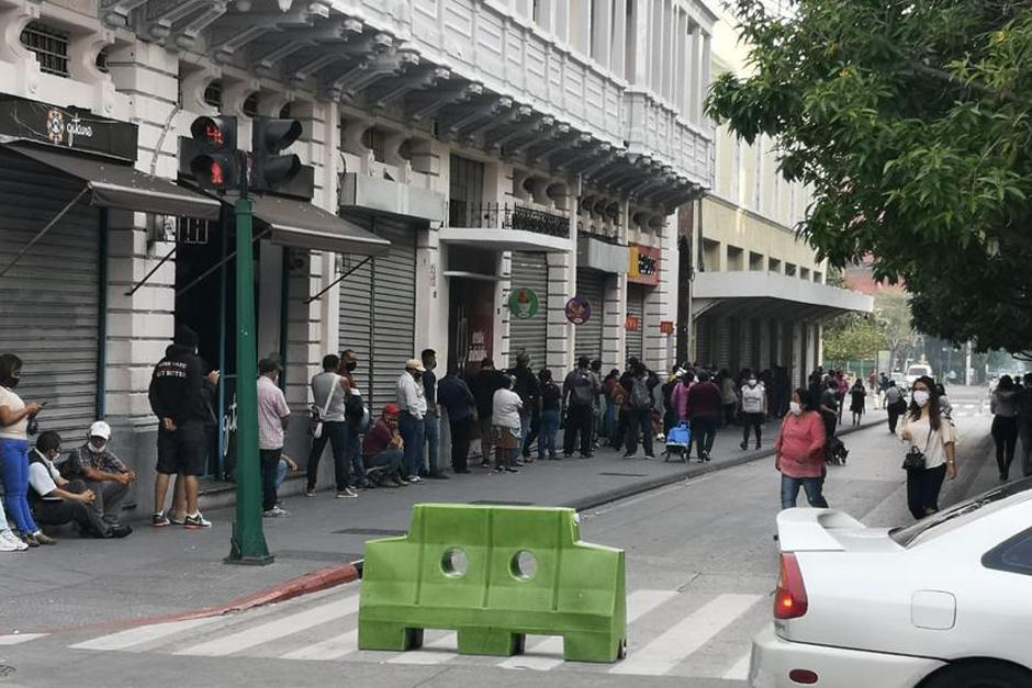 Los guatemaltecos acudieron desde temprano a la sede de la Empresa Eléctrica. (Foto: Mercedes Bautista/Twitter) 