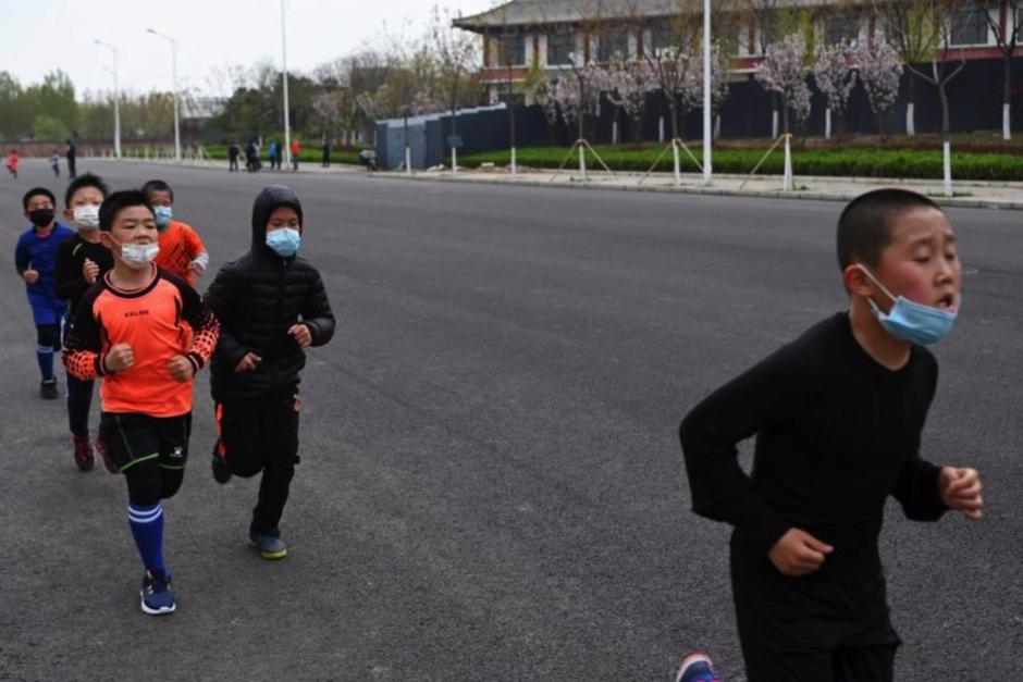 En el último mes dos niños cayeron muertos mientras cursaban la clase de gimnasia. (Foto: AFP) 