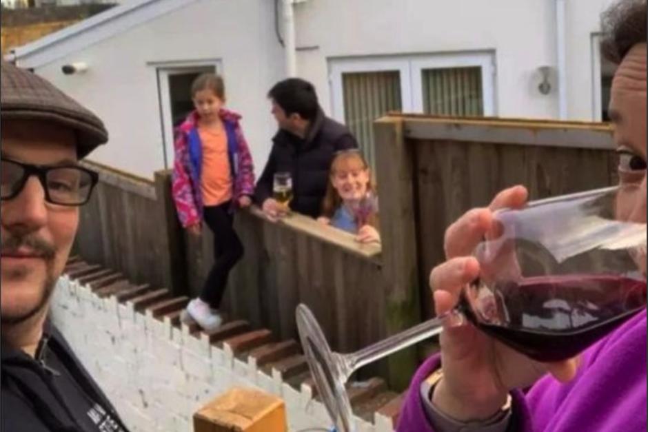 Una pareja decidió crear su propio bar para desestresarse. (Foto: CHris y Abbie)