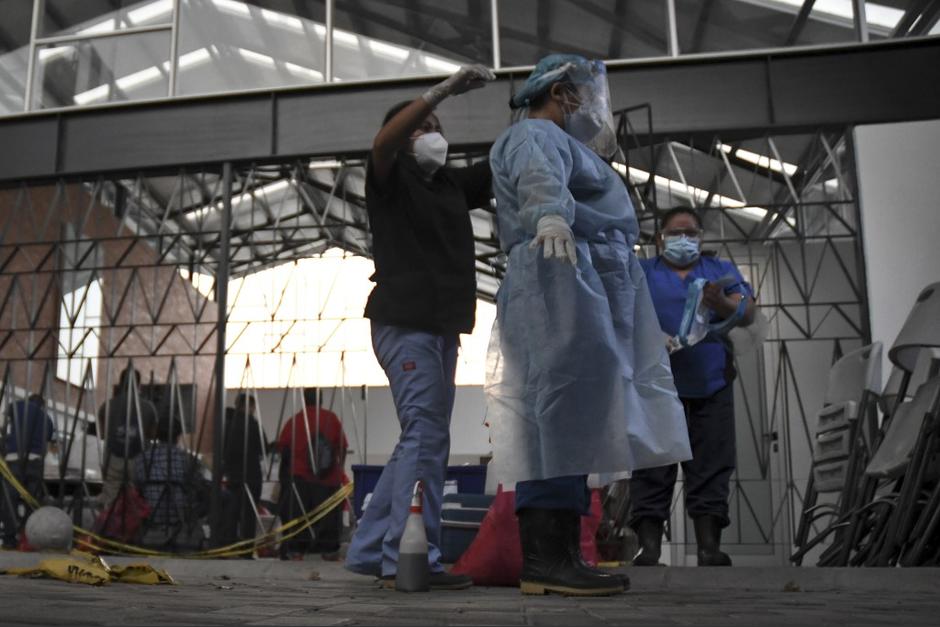 Un grupo de médicos del Hospital Temporal en el Parque de la Industria denunció una serie de carencias. (Foto: AFP) 
