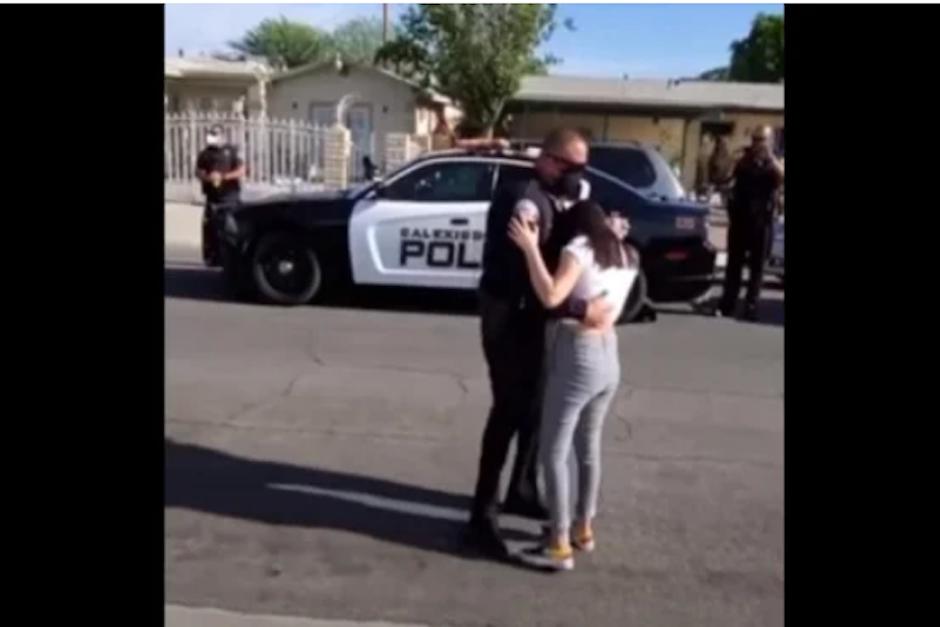 Policia de Caléxico, California bailó el vals con su hija de 15 años, ya que no pudo organizarle una fiesta, debido a la pandemia por el Coronavirus. (Foto: Captura de video)