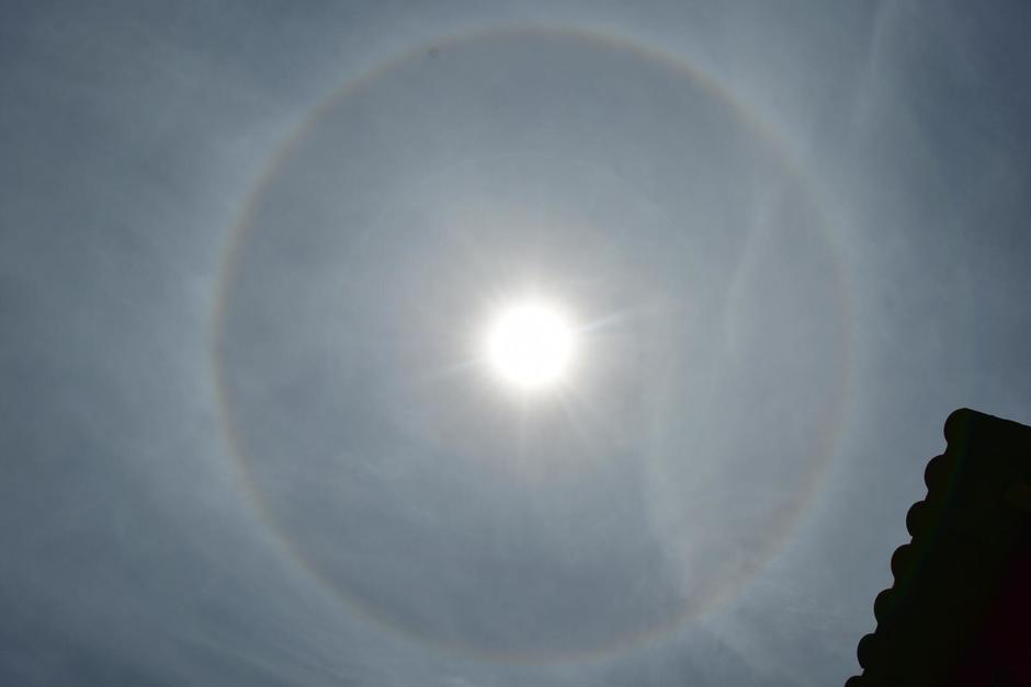 Un halo solar brilla en cielo. (Foto: Fredy Hernández/Soy502)