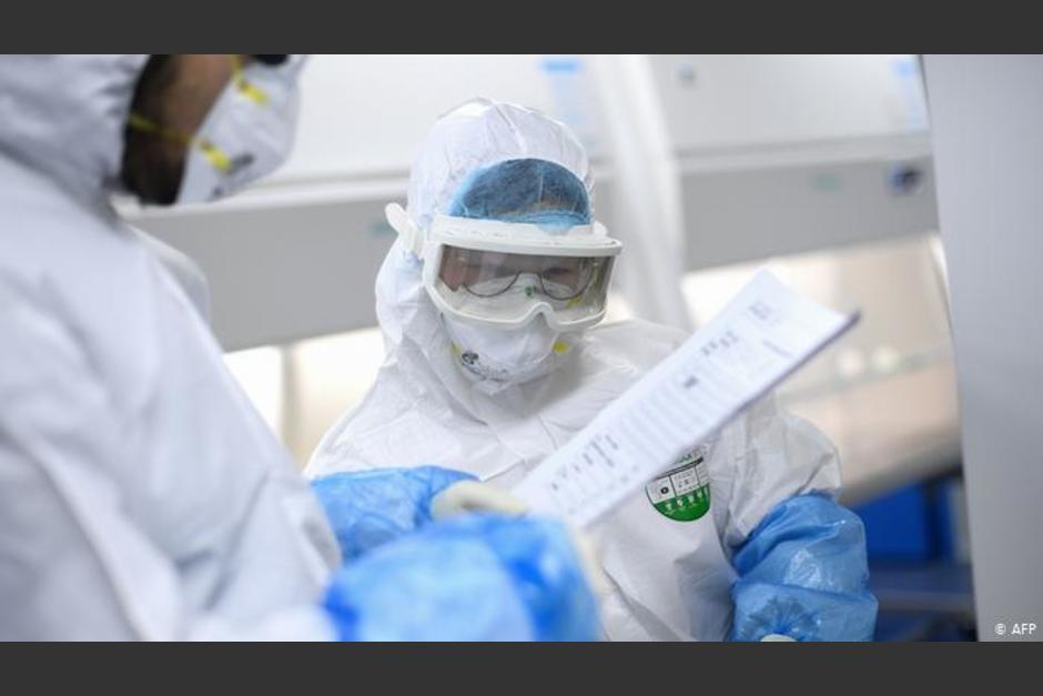 Las universidades del Valle, Mariano Gálvez y San Carlos apoyarán al Ministerio de Salud con las pruebas. (Foto: AFP)