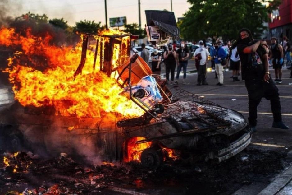 Policías atacaron a los medios en protestas. (Foto: AFP) 
