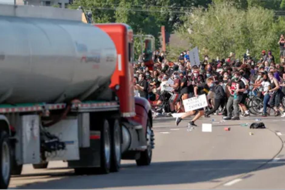El conductor resultó con heridas leves y fue trasladado a un hospital, y ya está detenido, según las autoridades. (Foto: Infobae) 