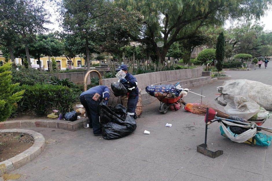 La celebración dejó basura en el parque, los empleados de ornato tuvieron que limpiar este domingo (Stereo 100 Noticias)