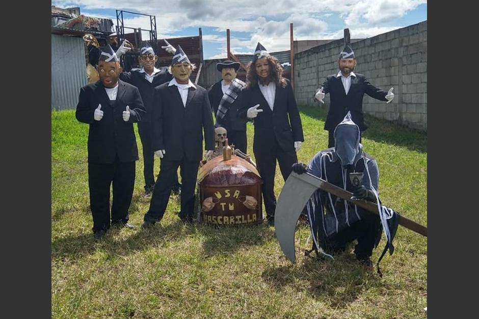 El grupo de Fieros Los Mismos imitaron al grupo que carga el ataúd. (Foto: Facebook Desde Cero) 