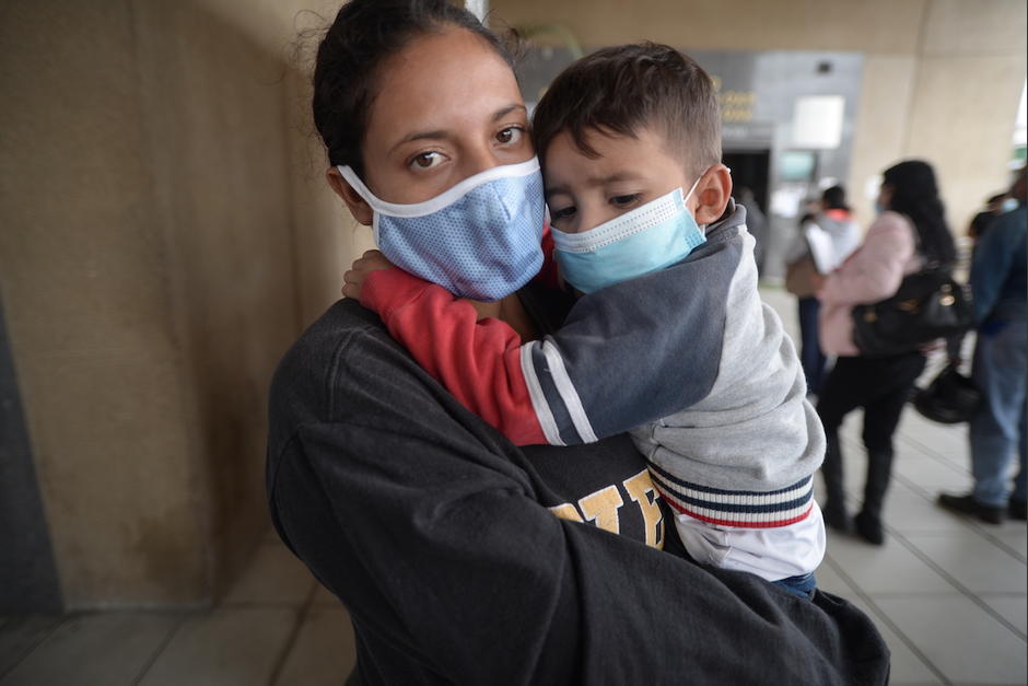 Sonia Escobedo logró rescatar a su hija cuando un hombre trató de arrebatársela. (Foto: Wilder López/Soy502)