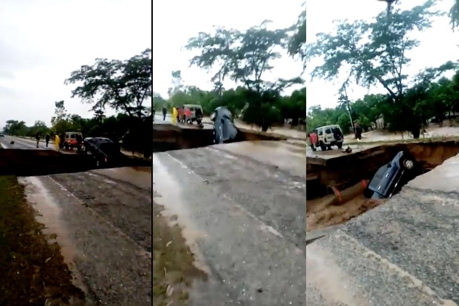 El vehículo cae en orificio que se abrió en la carretera. (Fotos: captura de pantalla)