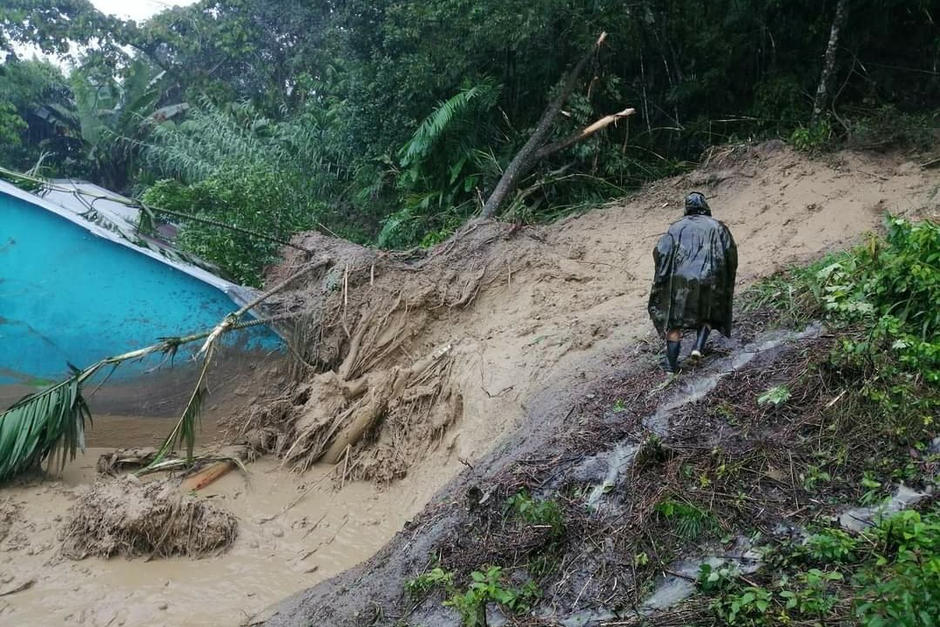 Al menos 15 viviendas quedaron soterradas en el caserío Quejá, de San Cristóbal Verapaz, en Alta Verapaz. (Foto: Conred)