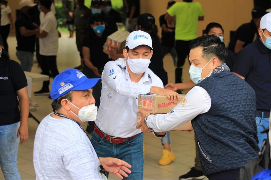 Miguel Martínez captado por el equipo de comunicación de la presidencia durante el embalaje de alimentos para familias albergadas. (Foto: SCSP) 