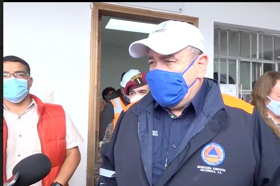 El Presidente Alejandro Giammattei al salir de la reunión del COE, en Alta Verapaz. (Foto: captura de pantalla)