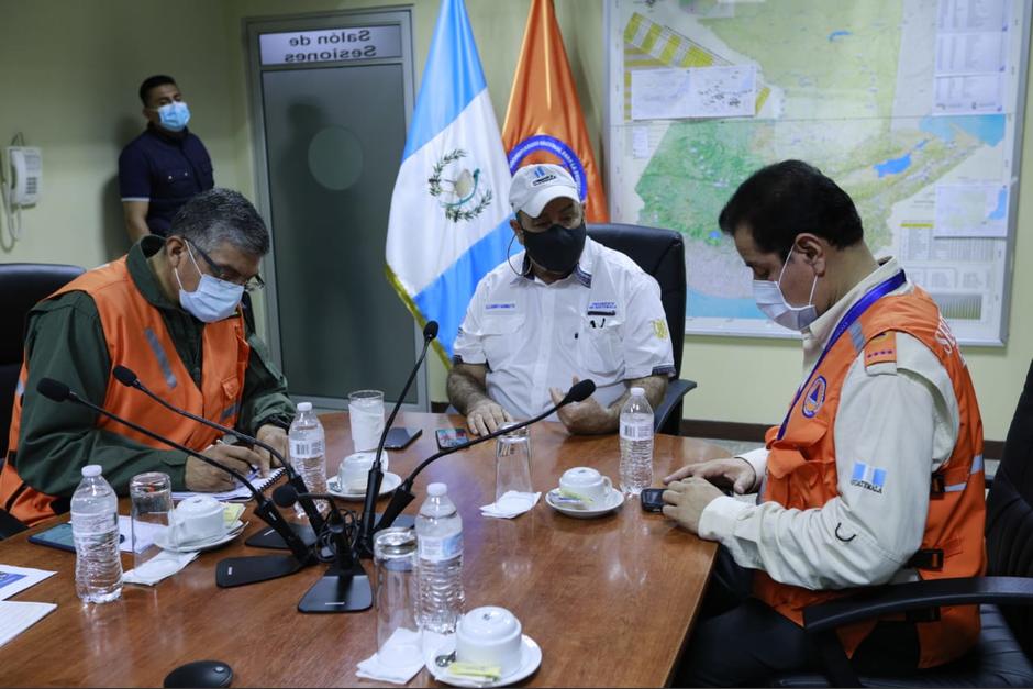 El presidente Alejandro Giammattei se reunió con autoridades de la Conred este lunes 9 de noviembre. (Foto: Presidencia)
