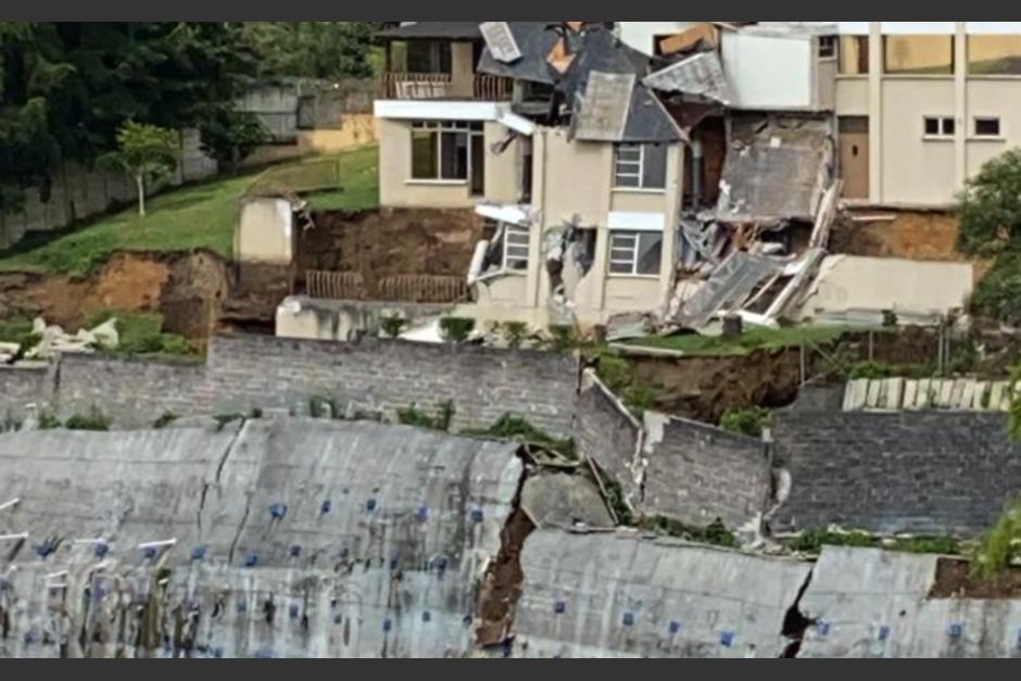 Un muro de contención colapsó y pone en riesgo varias casas en Muxbal. (Foto: Cortesía/Soy502) 