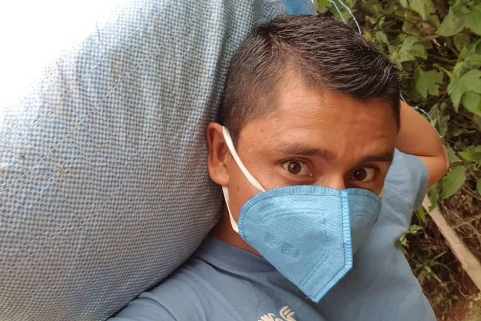 Erick Barrondo y su familia entregaron víveres a los damnificados por la drepresión tropical Eta en Alta Verapaz. (Foto Barrondo oficial)