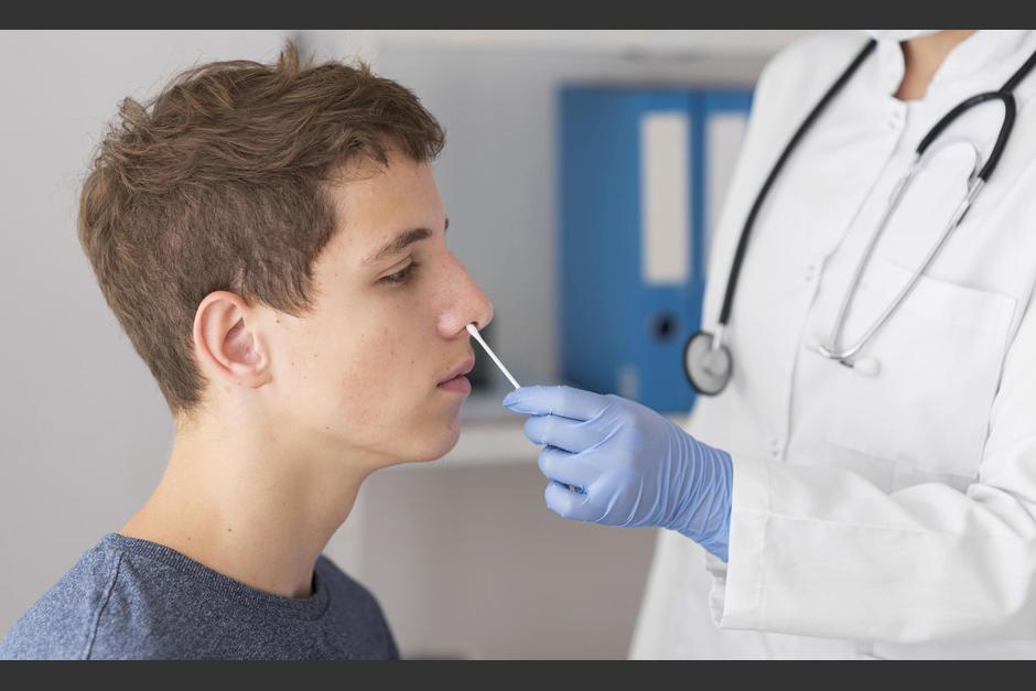 Según el estudio, algunas personas mantienen síntomas relacionados con la enfermedad incluso varias semanas de recuperarse. (Foto: Freepik)