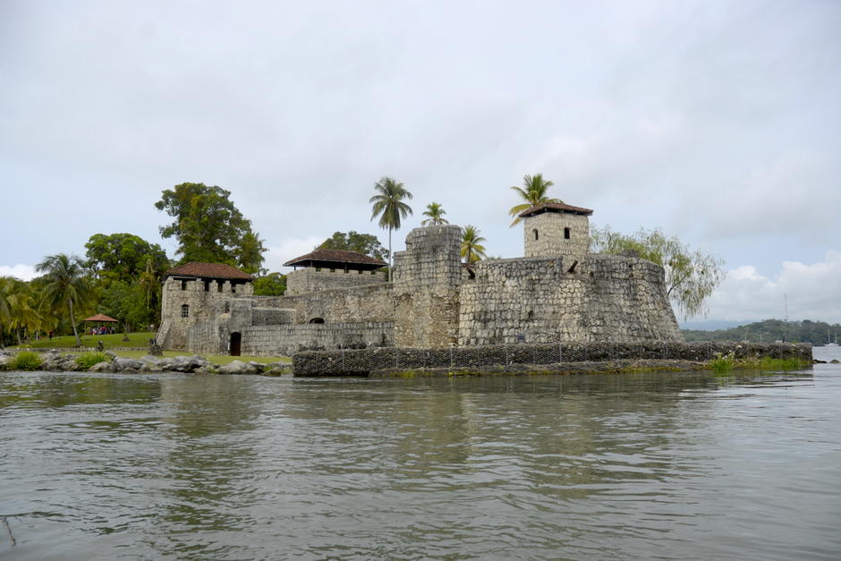 El Castillo de San Felipe se vio afectado por una gran cantidad de agua que se filtró en la parte baja del complejo. (Foto: Fredy Hernández/Soy502)