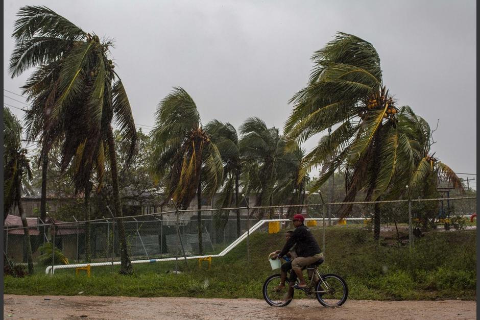 El huracán perdió fuerza tras tocar tierra en Nicaragua y se degradó a categoría 1. (Foto: AFP)