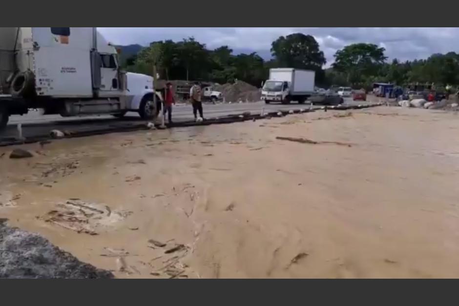 El paso en el lugar peligra y brigadas de Provial se encuentran en el área. (Foto: captura pantalla) 