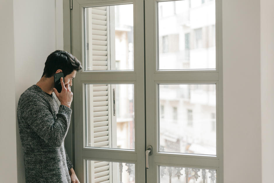 Las llamadas por las noches aumentan, mientras los jóvenes buscan quién los escuche. (Foto ilustrativa: Freepik)