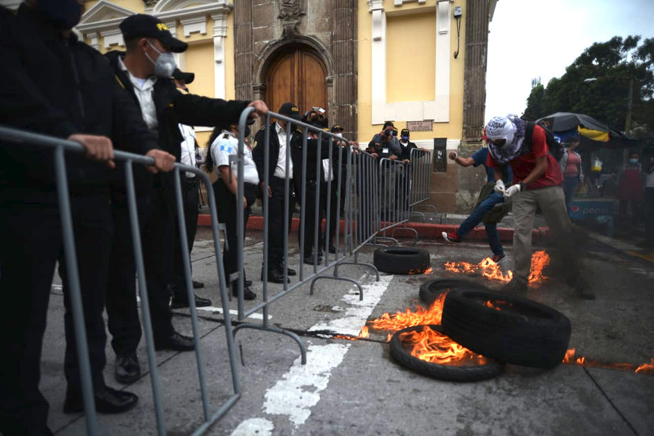 Los agentes de la PNC resguardan el Congreso desde las primeras horas de este jueves. (Foto: Wilder López/Soy502)