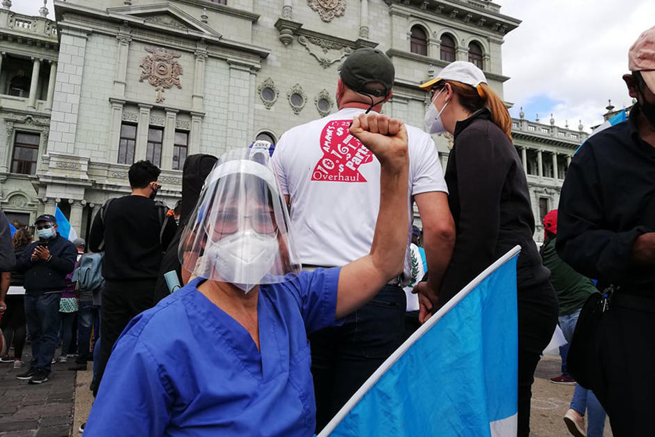 La doctora que trabaja en el Hospital San Juan de Dios manifestó en La Plaza (Fotografía: Evelyn de León)
